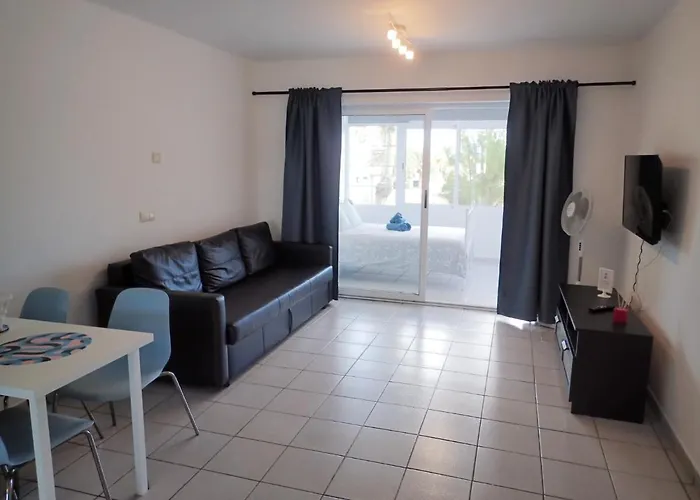 En Playa Roca Primer Linea De Mar Costa Teguise